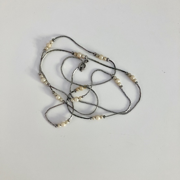 Long vintage liquid silver necklace with cream faux pearls - Picture 1 of 6